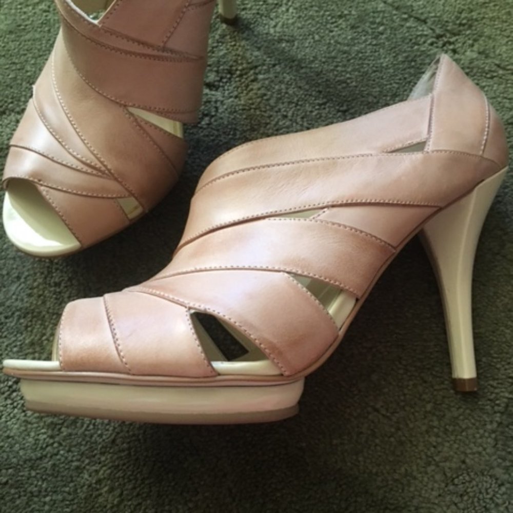 Max Studio Ivory Pump  7.5  NEVER WORN